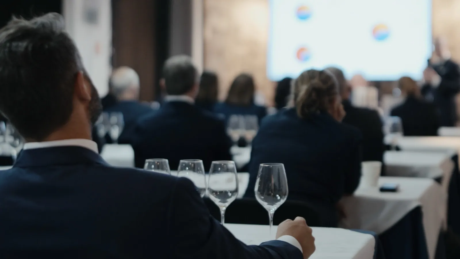 Sommelier durante la degustazione di Ora da Re